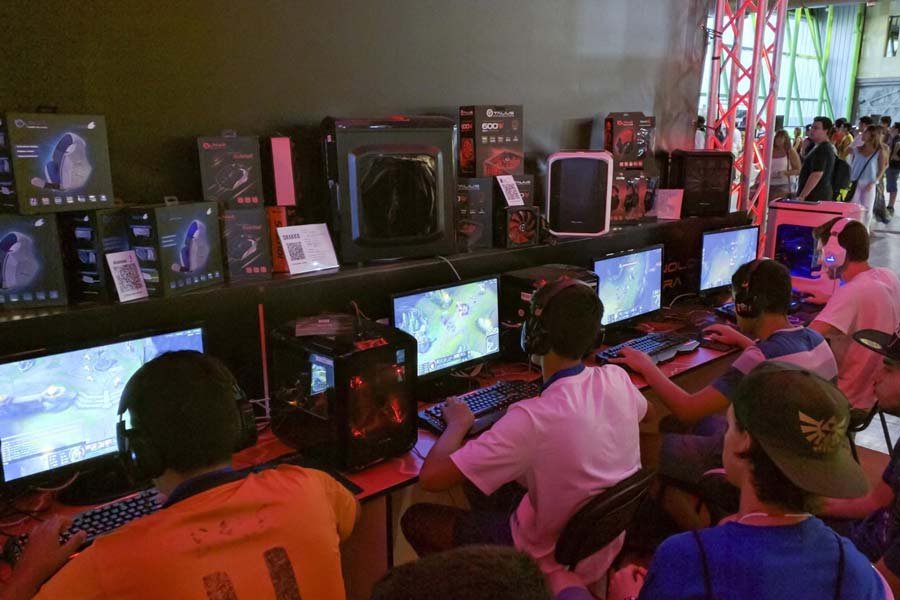 Jugadores de PC con los nuevos lanzamientos de juegos para PC